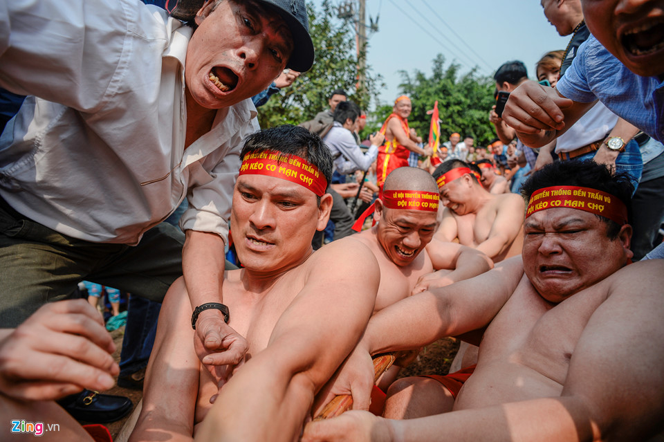 Trai tráng Hà thành ở trần ngồi thi kéo co